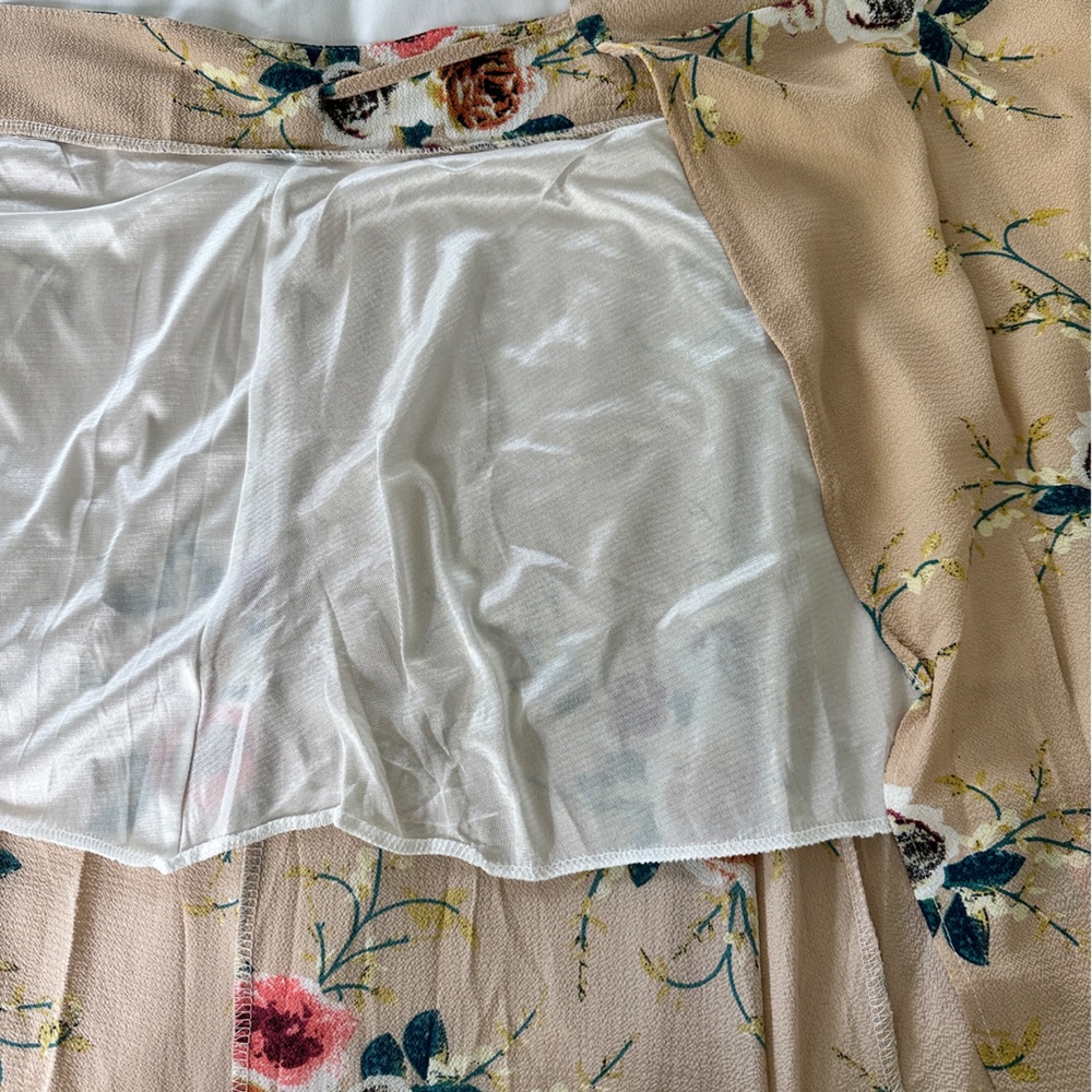 Woman’s Floral Midi Wrap Skirt - Partially Lined Size Small - Picture 4 of 4